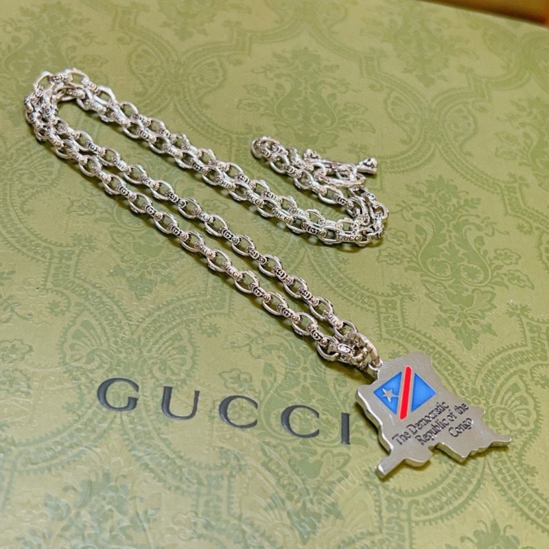 G*u*i necklaces